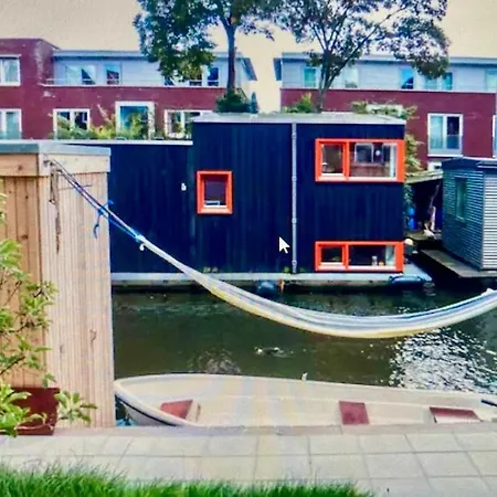 Проживание в семье Canal House - *