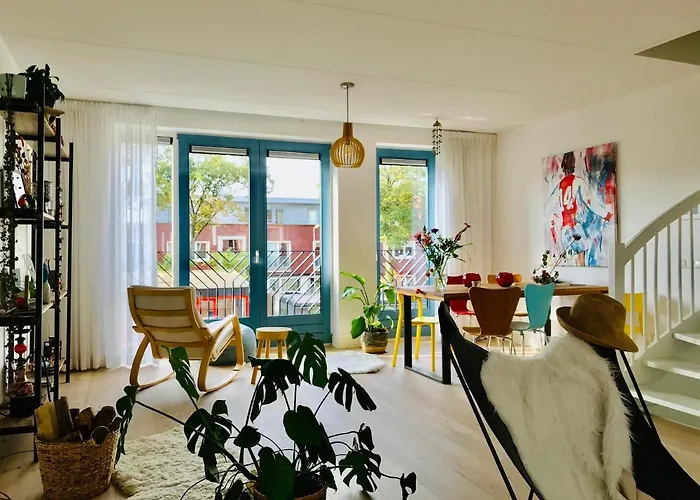 Проживание в семье Canal House -