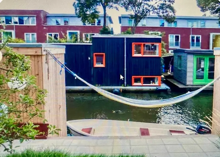 Проживание в семье Canal House - *