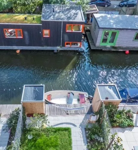 Проживание в семье Canal House - *