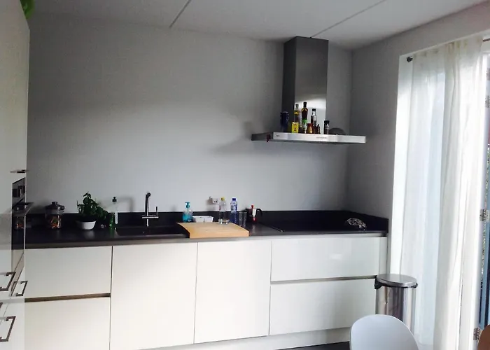 Проживание в семье Canal House - *